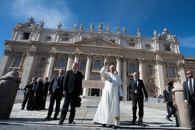 Papst bedankt sich für Glückwünsche zum 80. Geburtstag / Catholic Church of England and Wales/ Manzur Papst Franziskus winkt